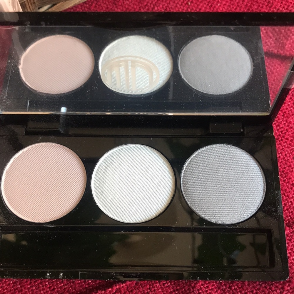 Cosmetics - Picture 2 of 3